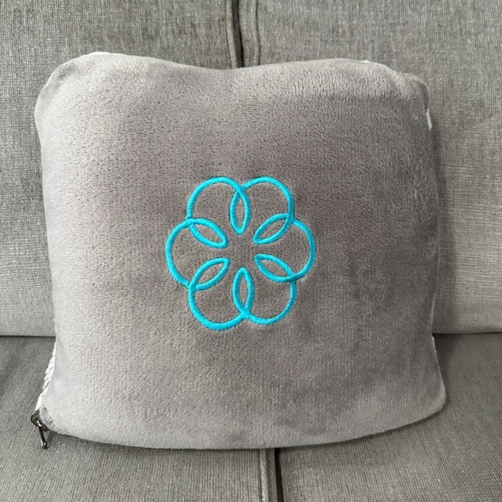 Apple Mindful challenge two-tone fleece blanket in grey